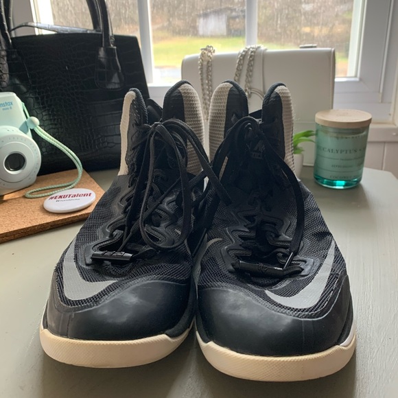 nike men’s basketball shoes - Picture 3 of 6
